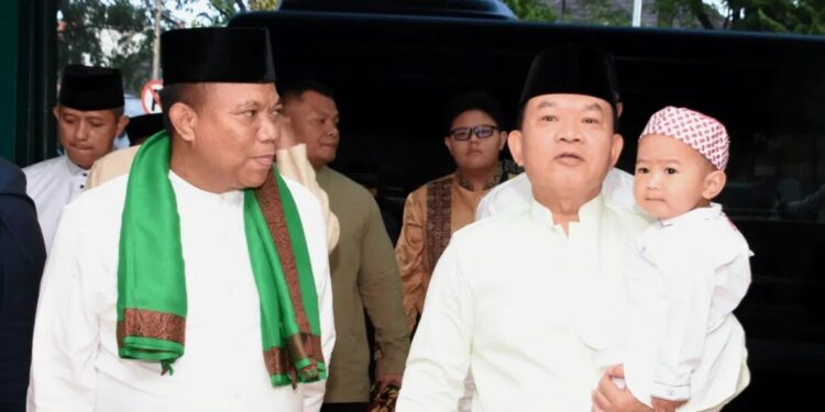 Saat Lebaran di Bandung Jenderal Dudung Gendong Cucu