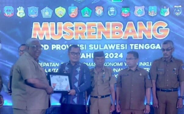 Gubernur Ali Mazi Ganjar AMPL Award kepada Pemkot Kendari Terbaik se-Sulawesi Tenggara